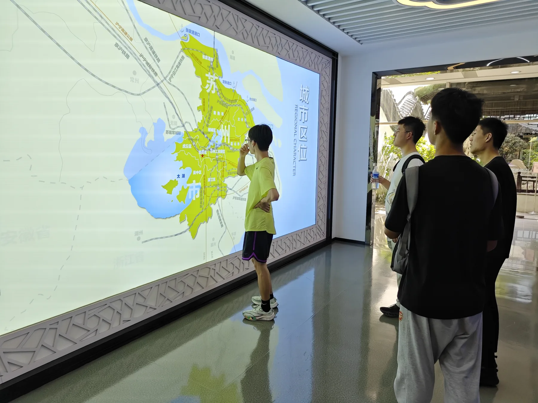 苏州苏州城市规划展示馆,队员在城市水系图前梳理古城与运河的空间关系。