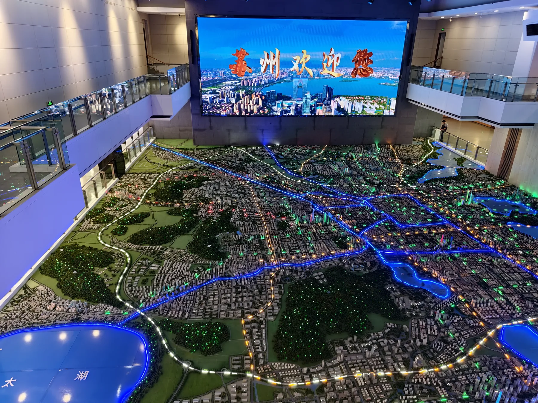 苏州苏州城市规划展示馆,蓝色水网在城市沙盘中呈现运河穿城的整体格局。