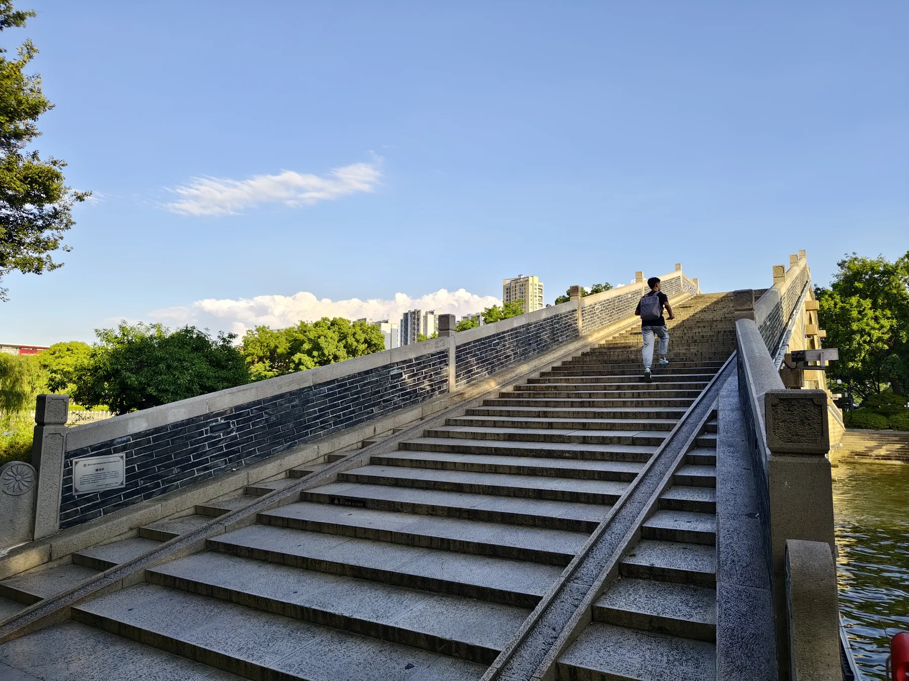 苏州盘门水岸，石桥台阶与开阔水面共同构成可进入的滨水空间。