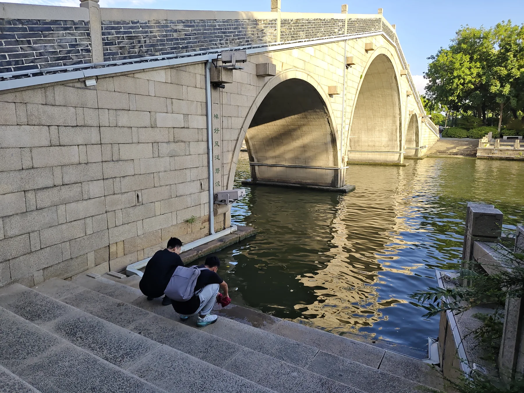 苏州盘门水岸，队员在桥洞与埠岸旁观察水位、岸线和人的停留方式。