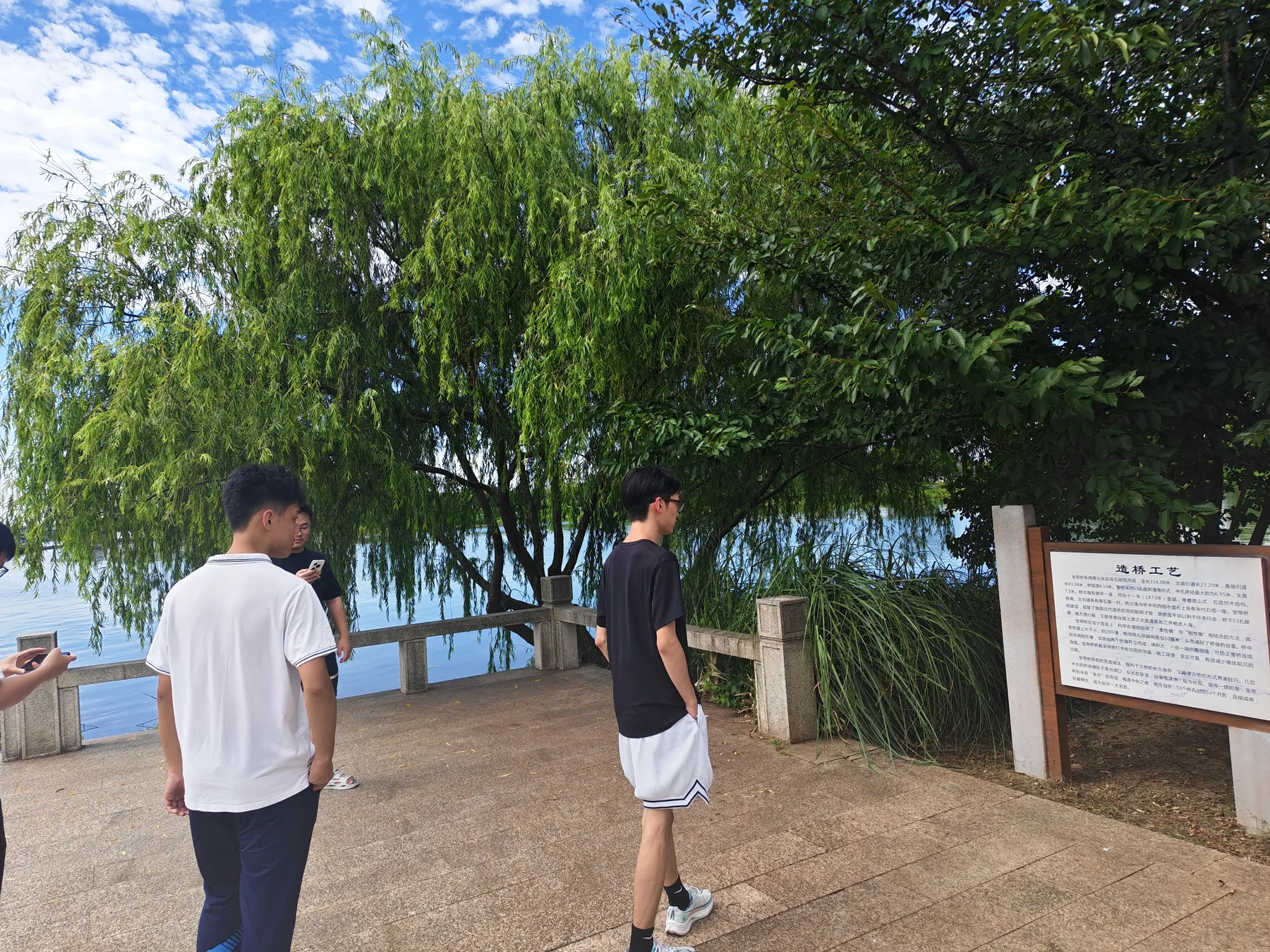 苏州宝带桥,队员阅读现场说明,核对桥梁历史与保护信息。
