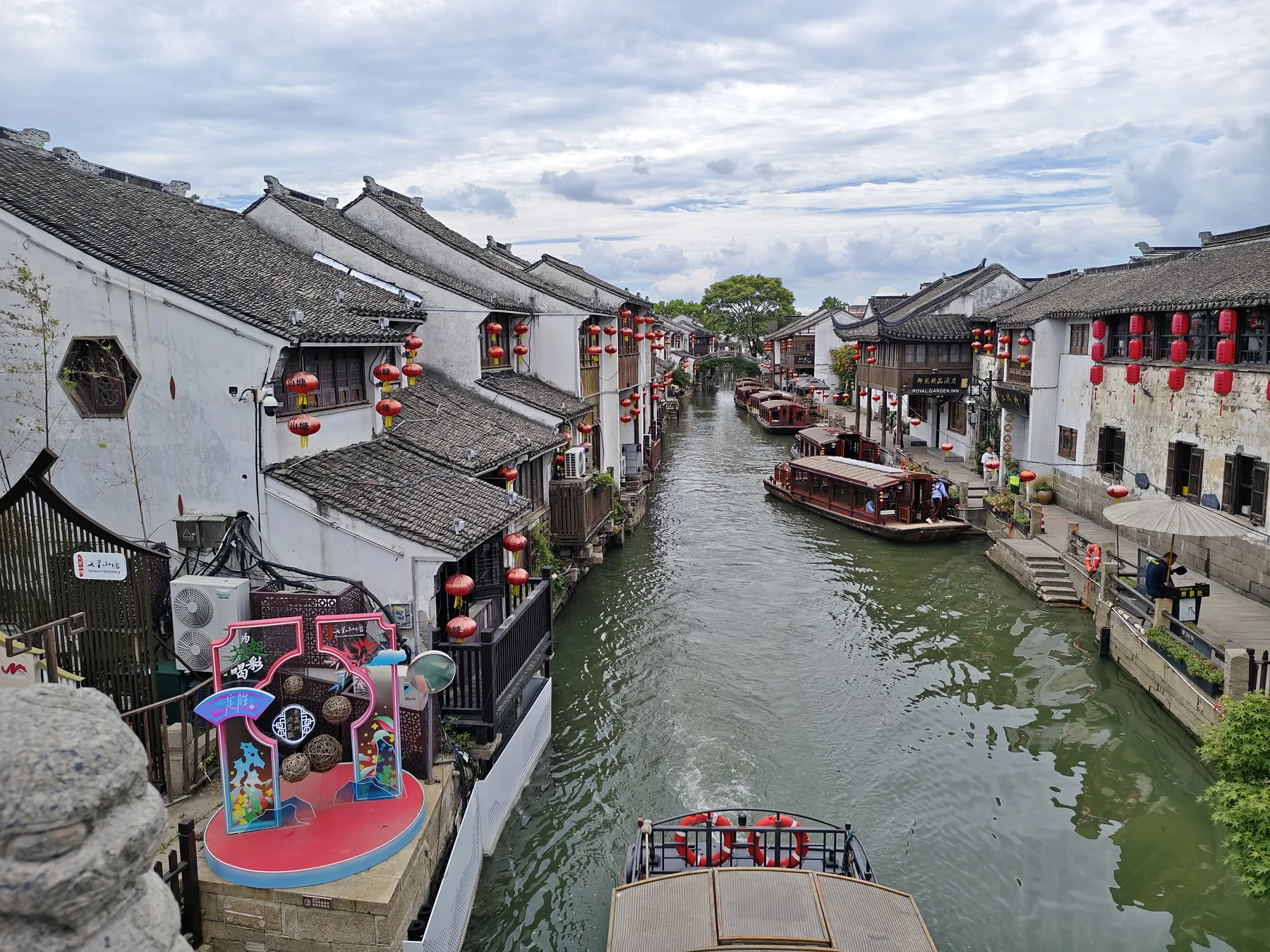 苏州山塘街，河街并行、船行水中，传统水陆格局仍清晰可辨。