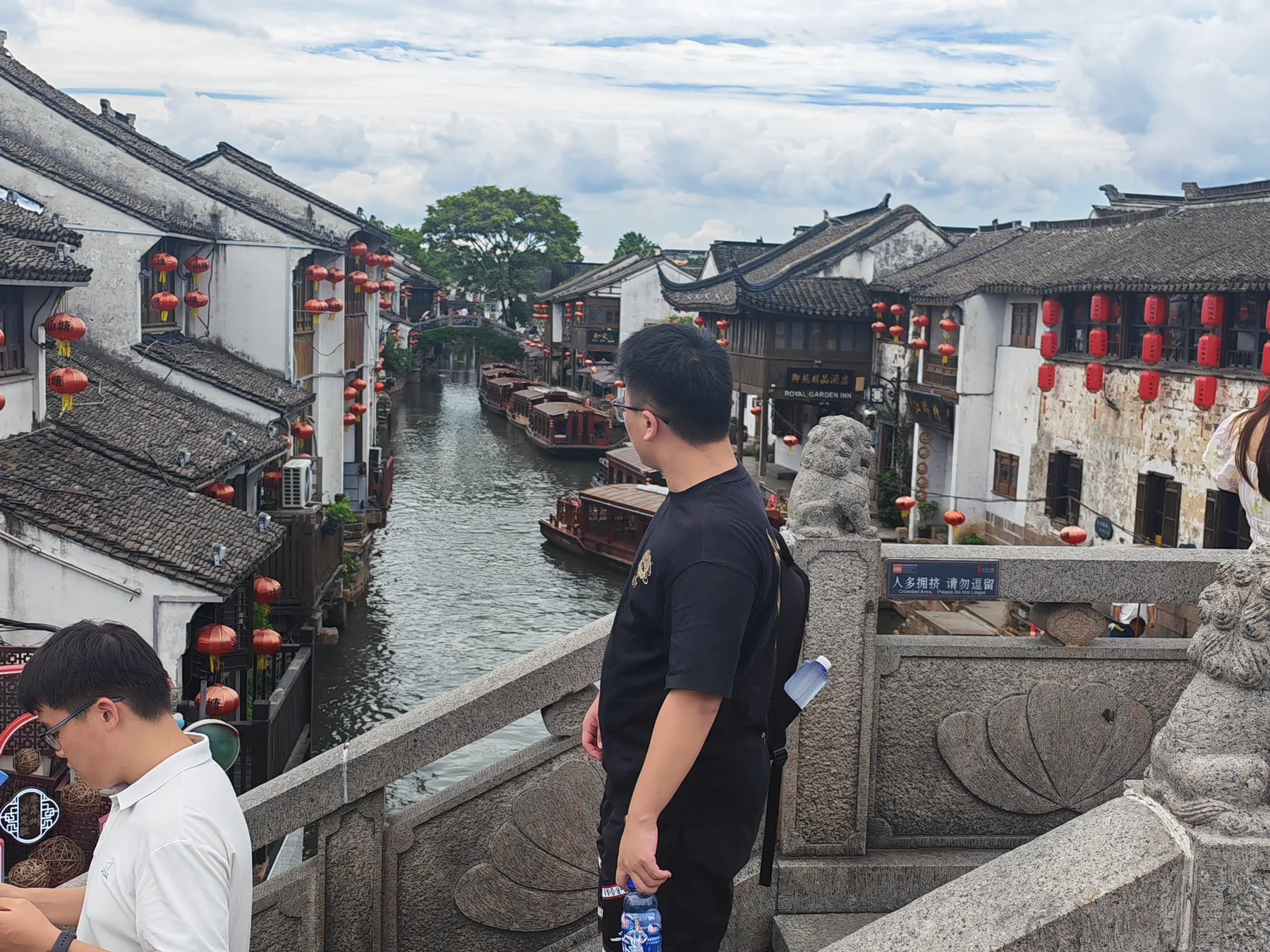 苏州山塘街，队员在桥上观察商业界面、游船与居民空间的并置。