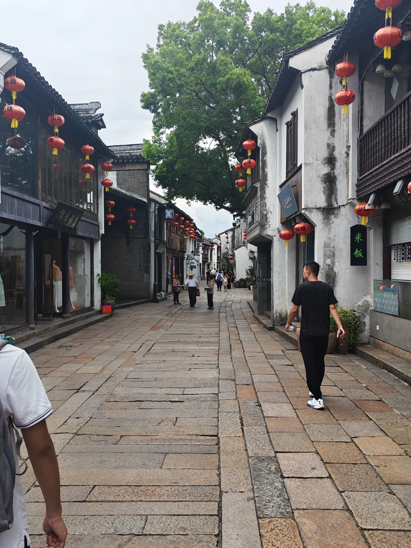 苏州山塘街，青石板街巷延续传统尺度，也承载当代游览与消费。
