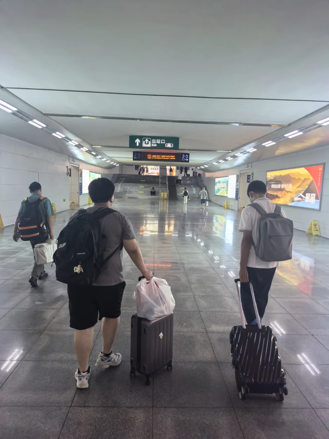 常州转场途中,团队携带资料抵达新的城市调研节点。