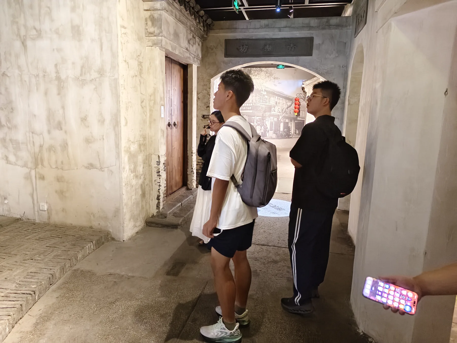 常州运河五号,队员进入保留砖墙肌理的工业遗存展陈空间。