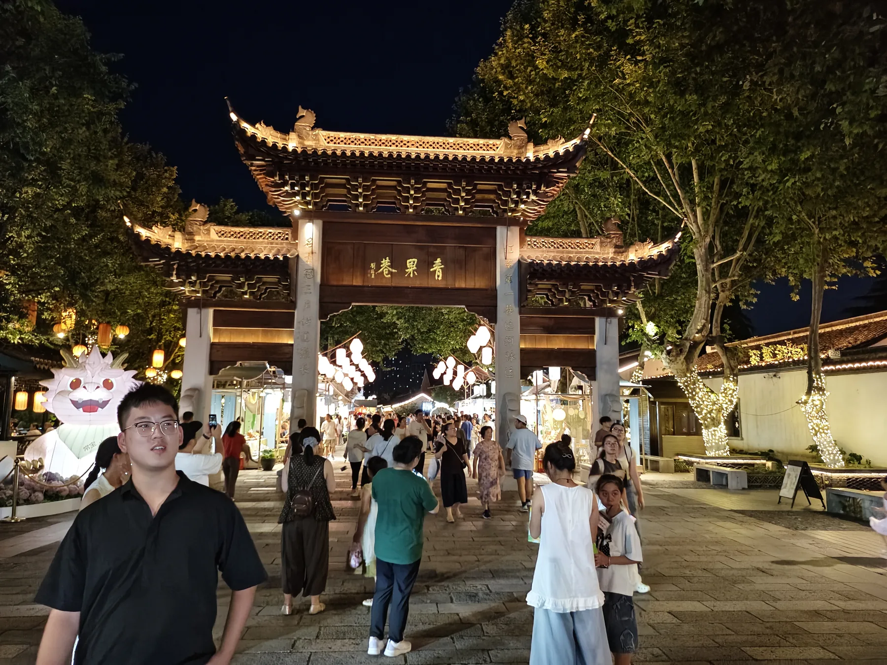 常州青果巷,夜间牌坊与密集人流展示历史街区的公共吸引力。