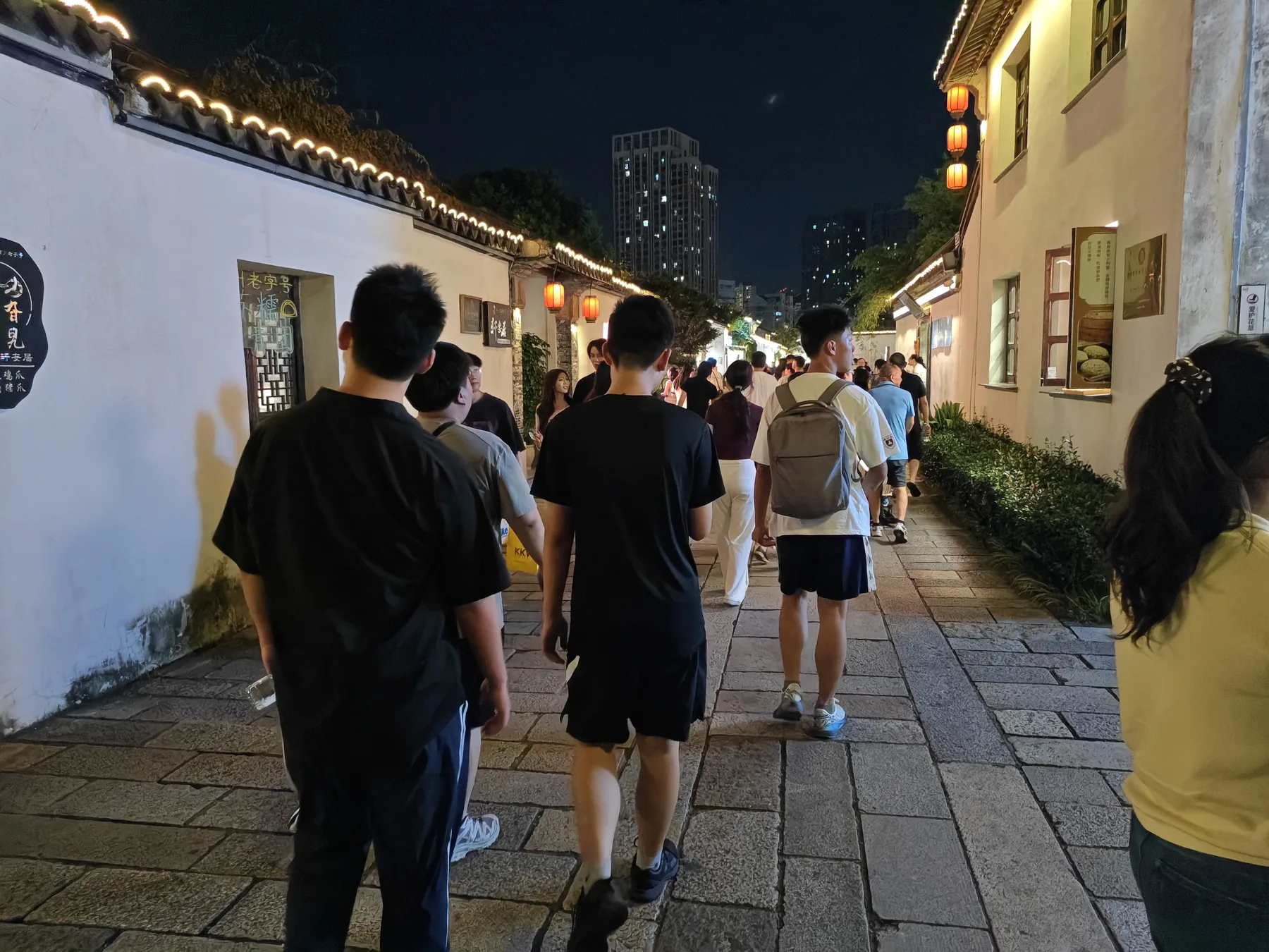 常州青果巷,团队沿粉墙黛瓦的街巷步行,观察更新后的夜间使用。