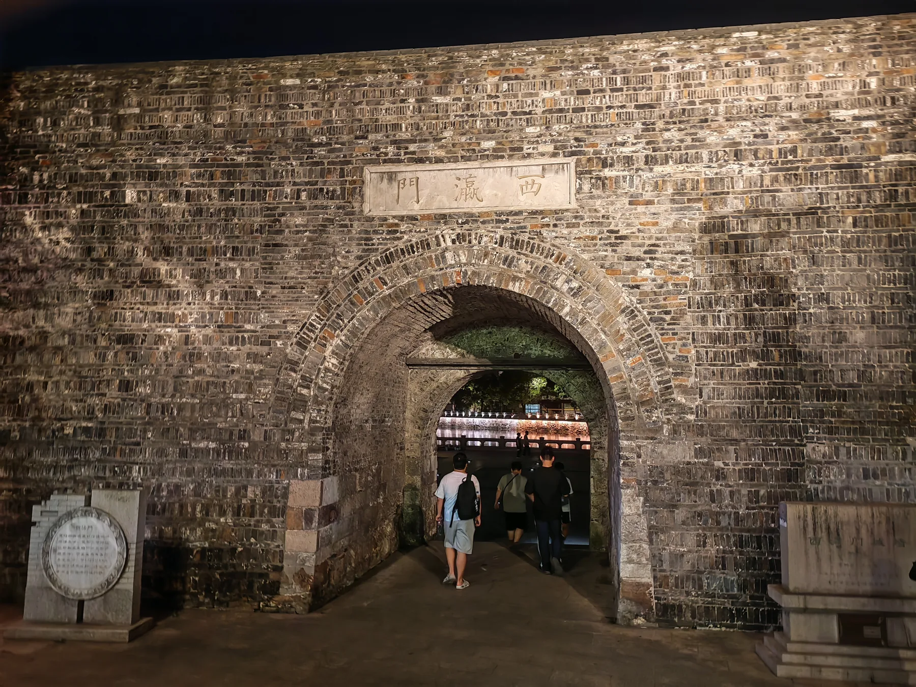 常州篦箕巷，古城门仍是运河夜行路线中的空间标志。