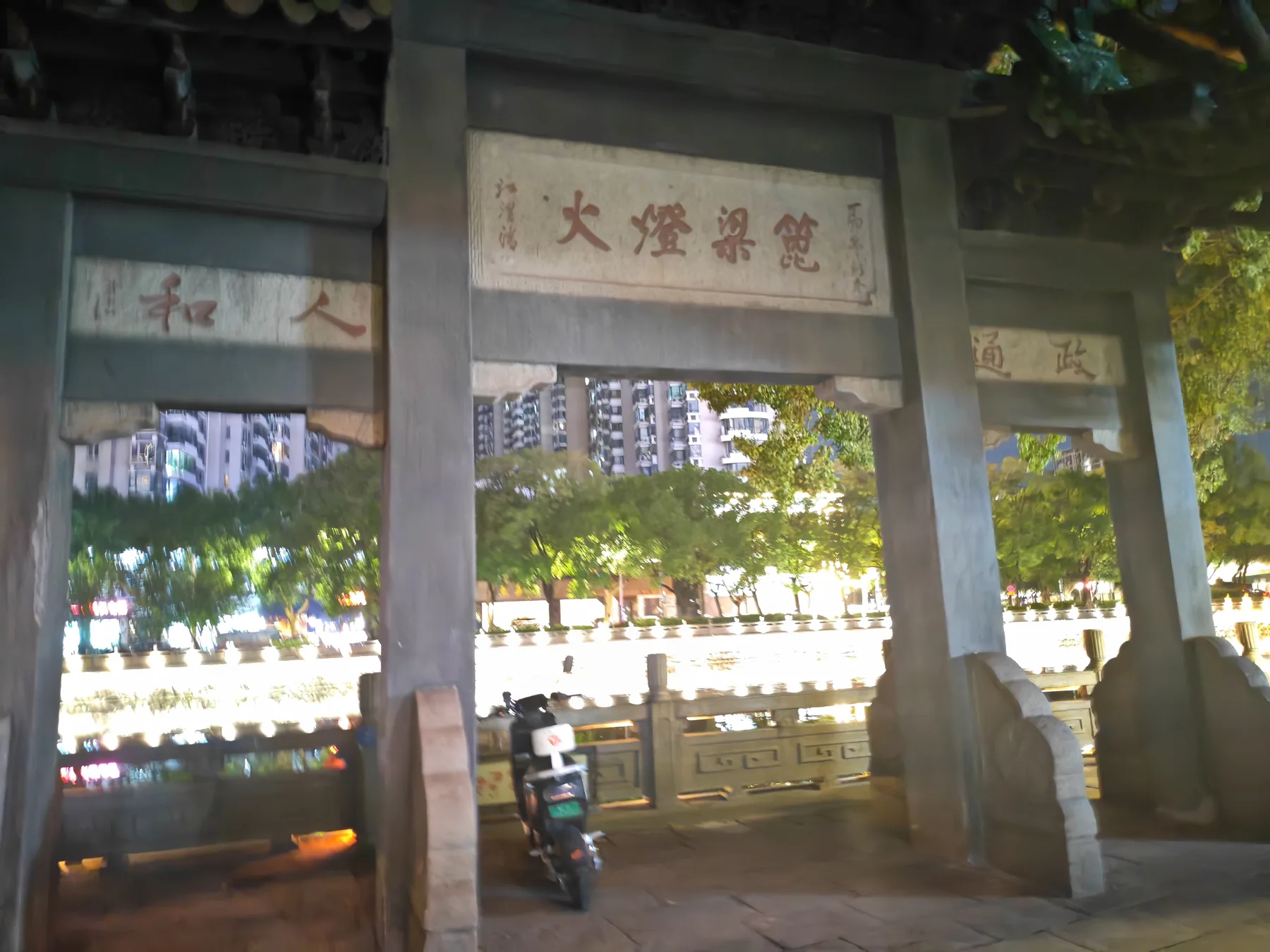 常州篦箕巷，临水亭桥与倒影保存了常州运河沿线的地方意象。
