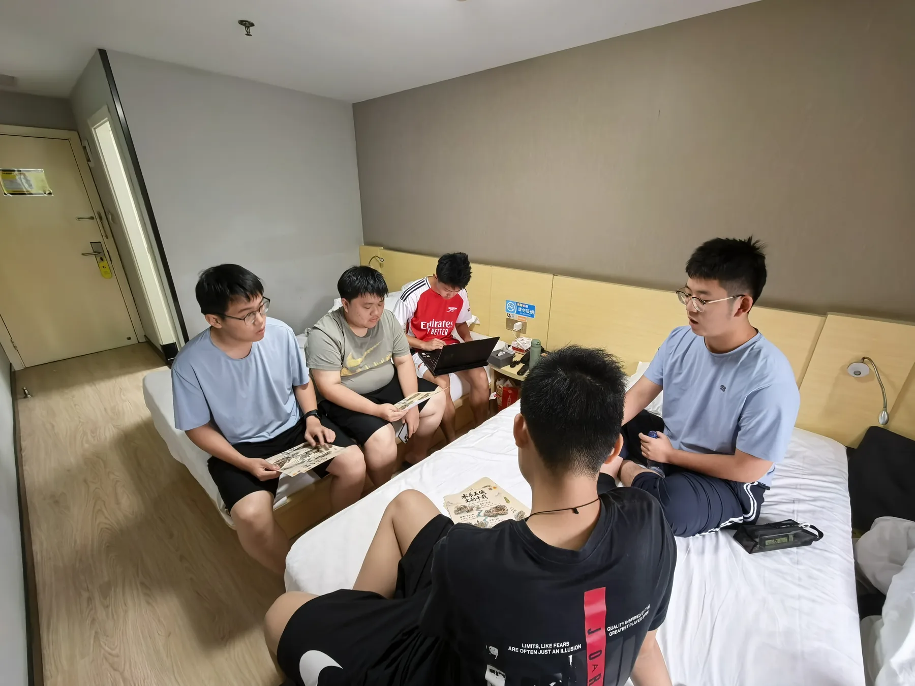 常州资料复盘，队员围绕遗产保护与当代利用展开内部讨论。