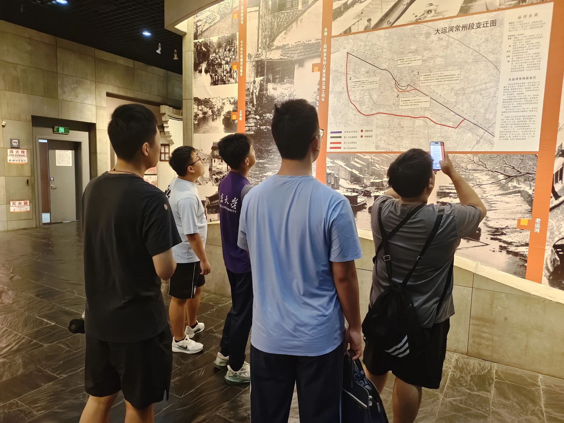 常州常州市规划馆,队员从历史地图中追溯运河与城市扩展的关系。