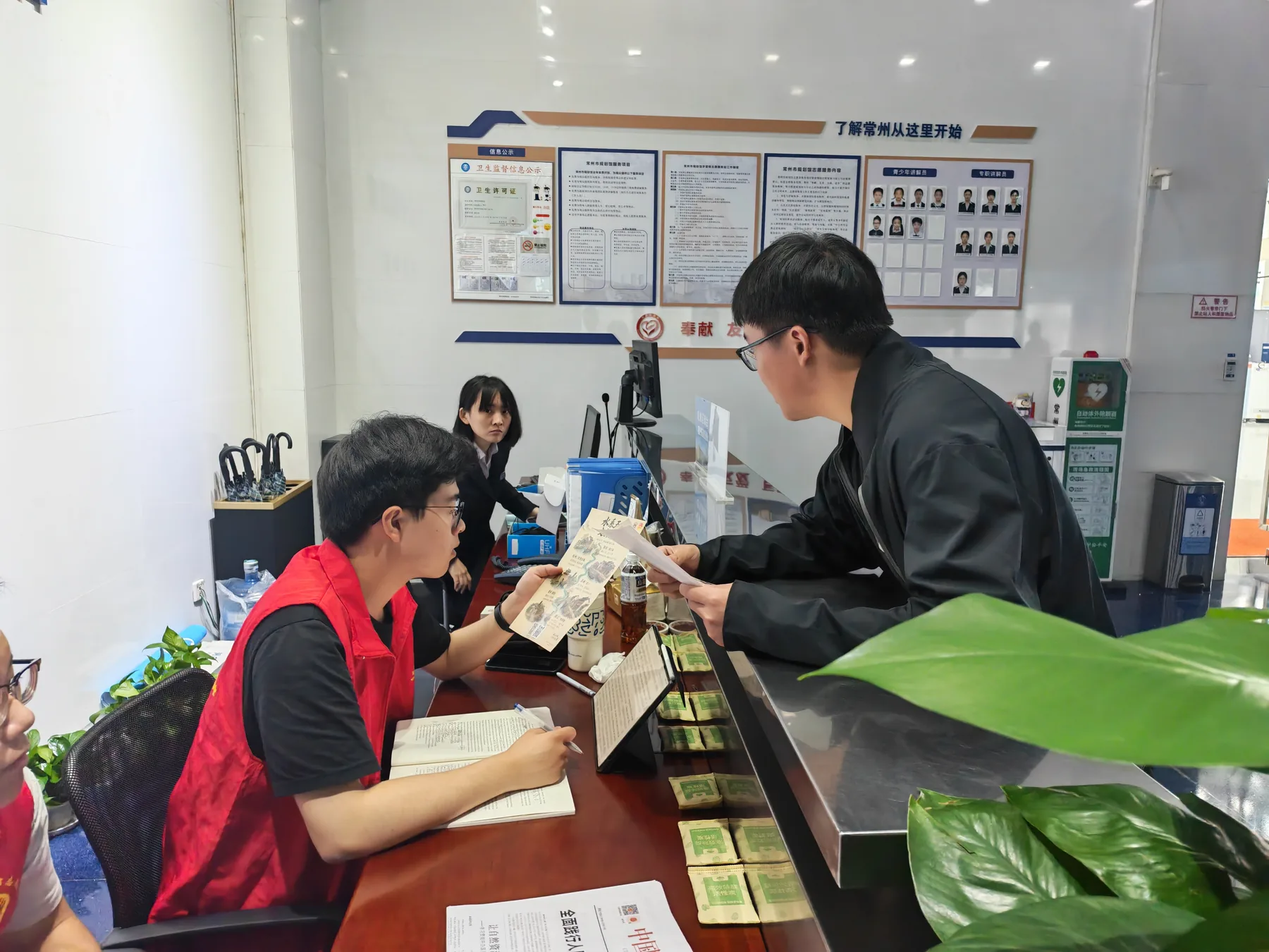 常州常州市规划馆,与场馆工作人员交流展陈内容和参观信息。