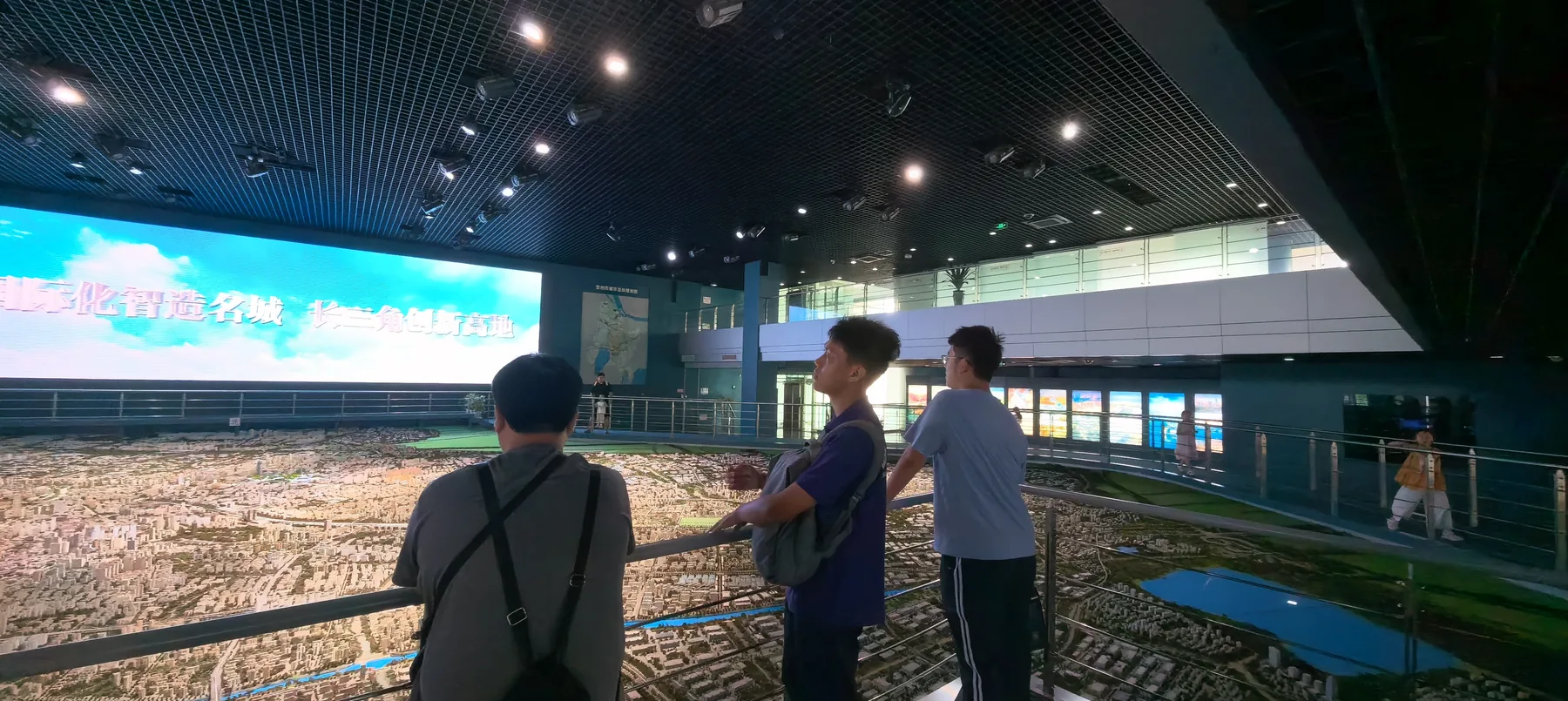 常州常州市规划馆,沙盘展示大运河穿越常州城市空间的连续形态。