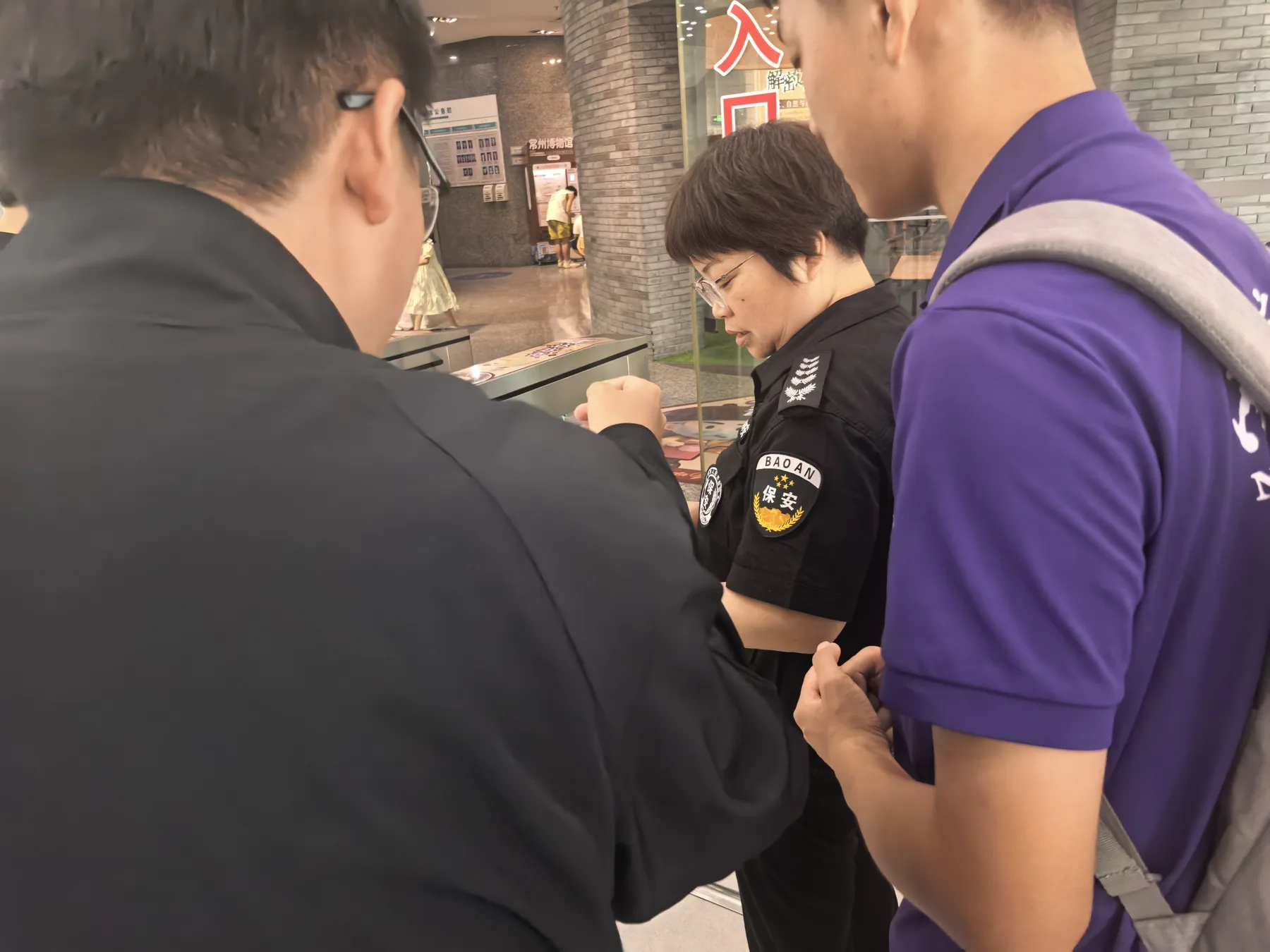 常州江南环球港，队员向市民讲解宣传材料中的运河保护知识。