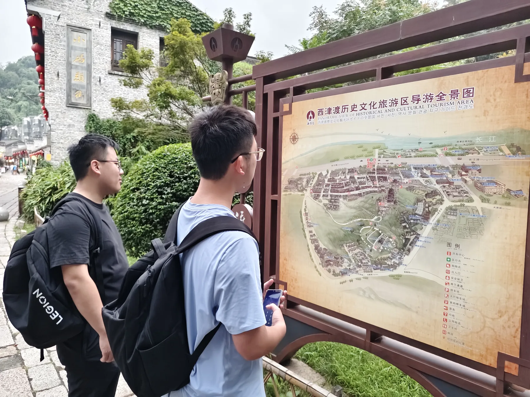 镇江西津渡,队员在全景导览图前建立街区、长江与运河的方位关系。