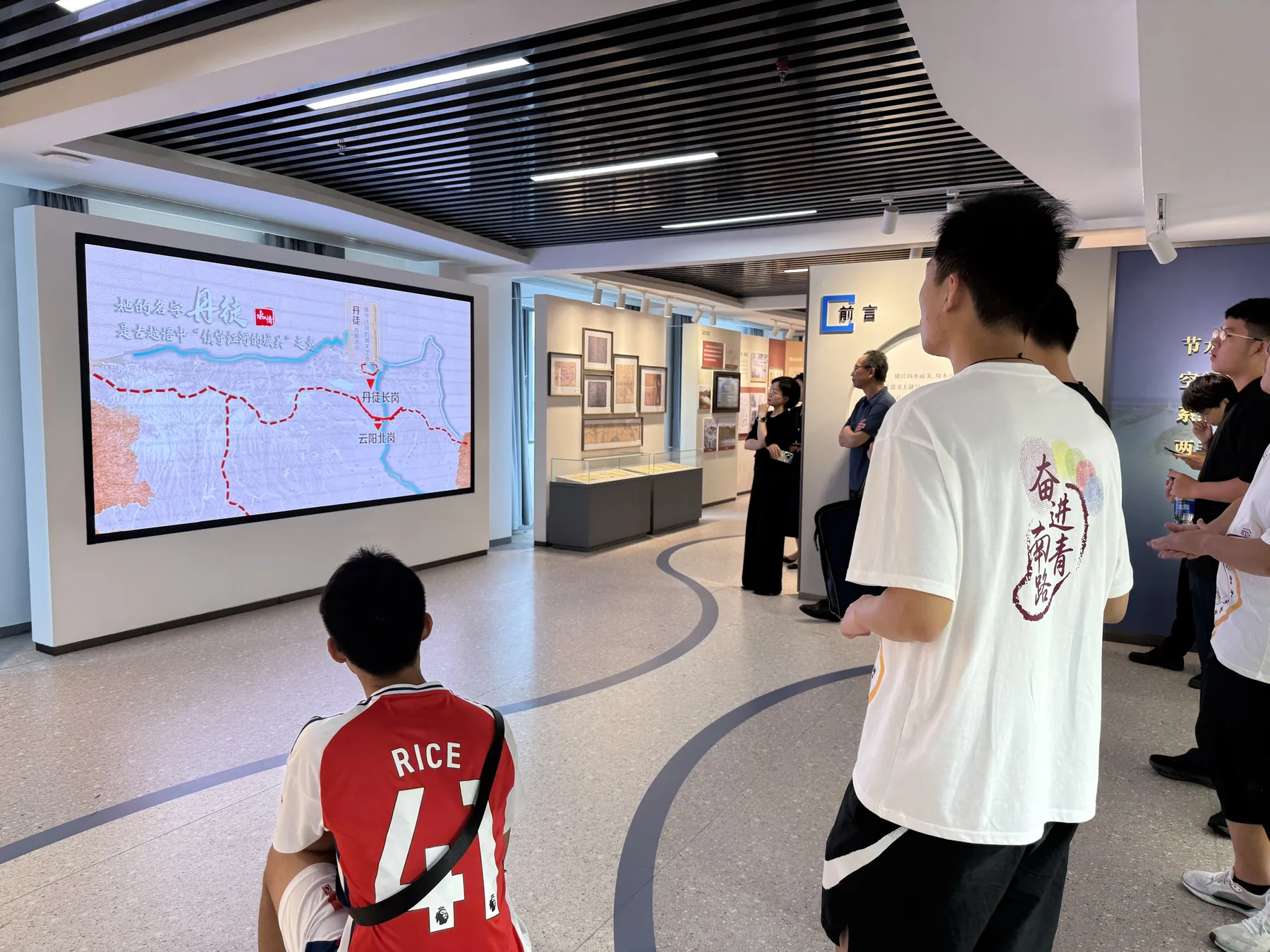 镇江镇江市水情教育馆,数字地图展示江河交汇与区域水系。