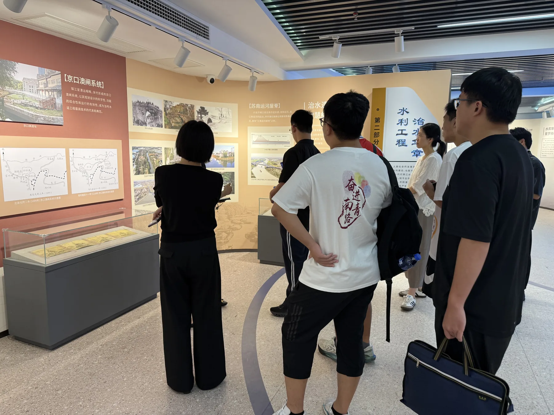 镇江镇江市水情教育馆,图文与实物模型呈现古今水利工程的连续演变。