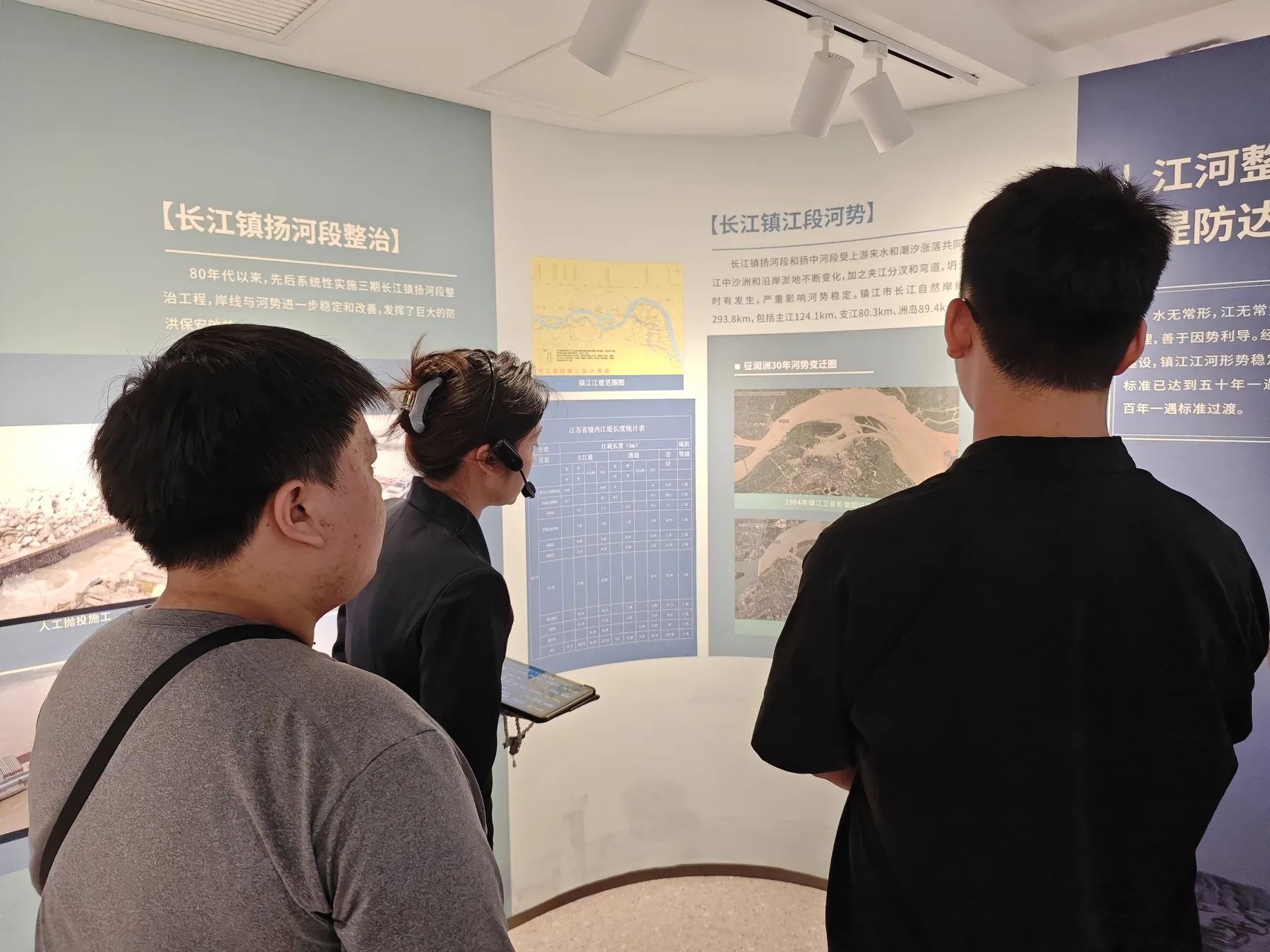 镇江镇江市水情教育馆,队员阅读长江镇扬河段与防洪治理资料。