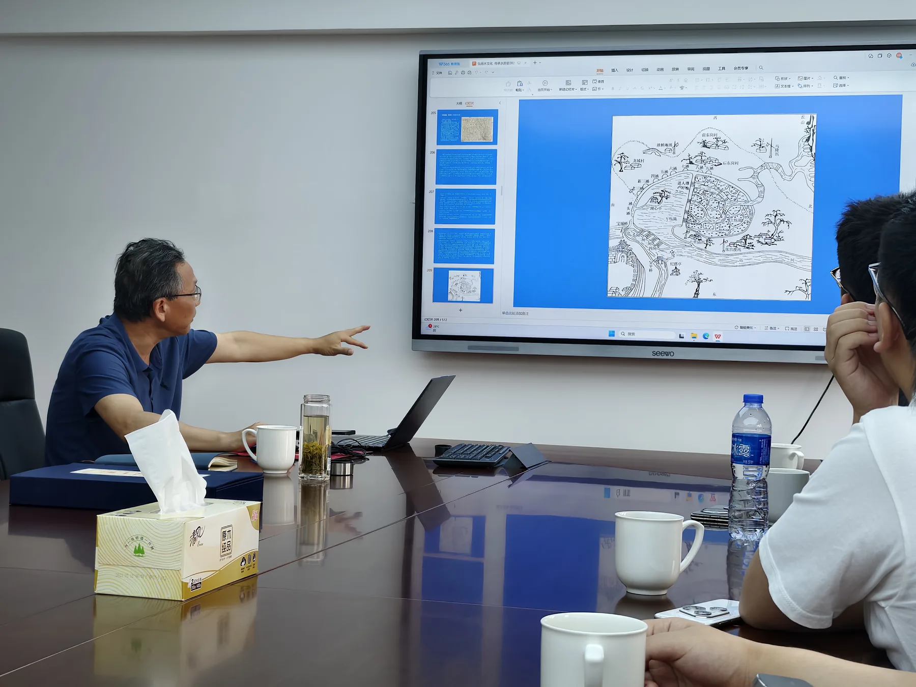 镇江镇江市防汛抗旱指挥调度中心，王斌处长结合历史图件讲解镇江运河变迁。