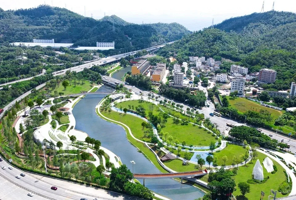徐州大运河(邳州段)生态修复公园,俯瞰修复后的湿地、步道与城市道路,旧工业地块已转为连续公共空间。