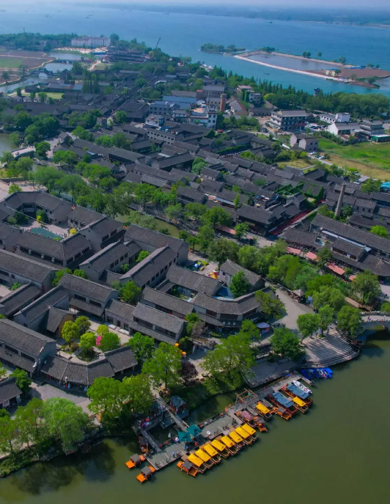 徐州窑湾古镇,古镇屋脊紧邻大运河与骆马湖水面,显示水路商镇的整体格局。