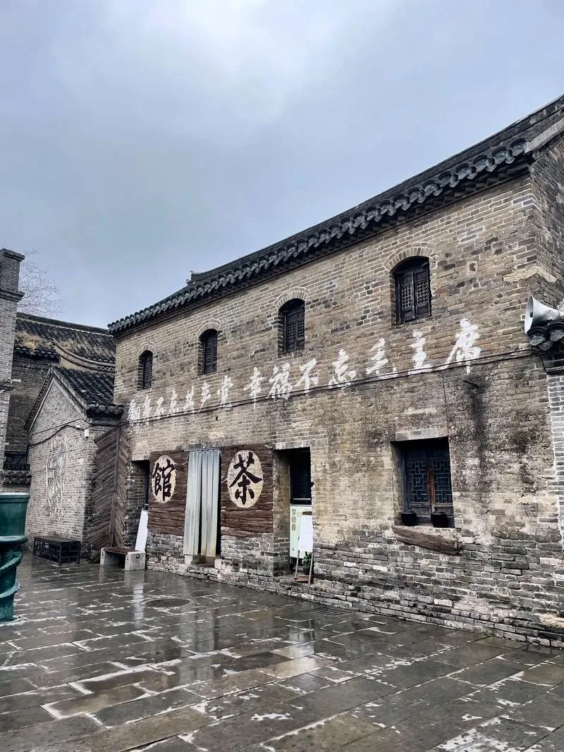 徐州窑湾古镇，老字号建筑立面保存运河商贸市镇的行业记忆。