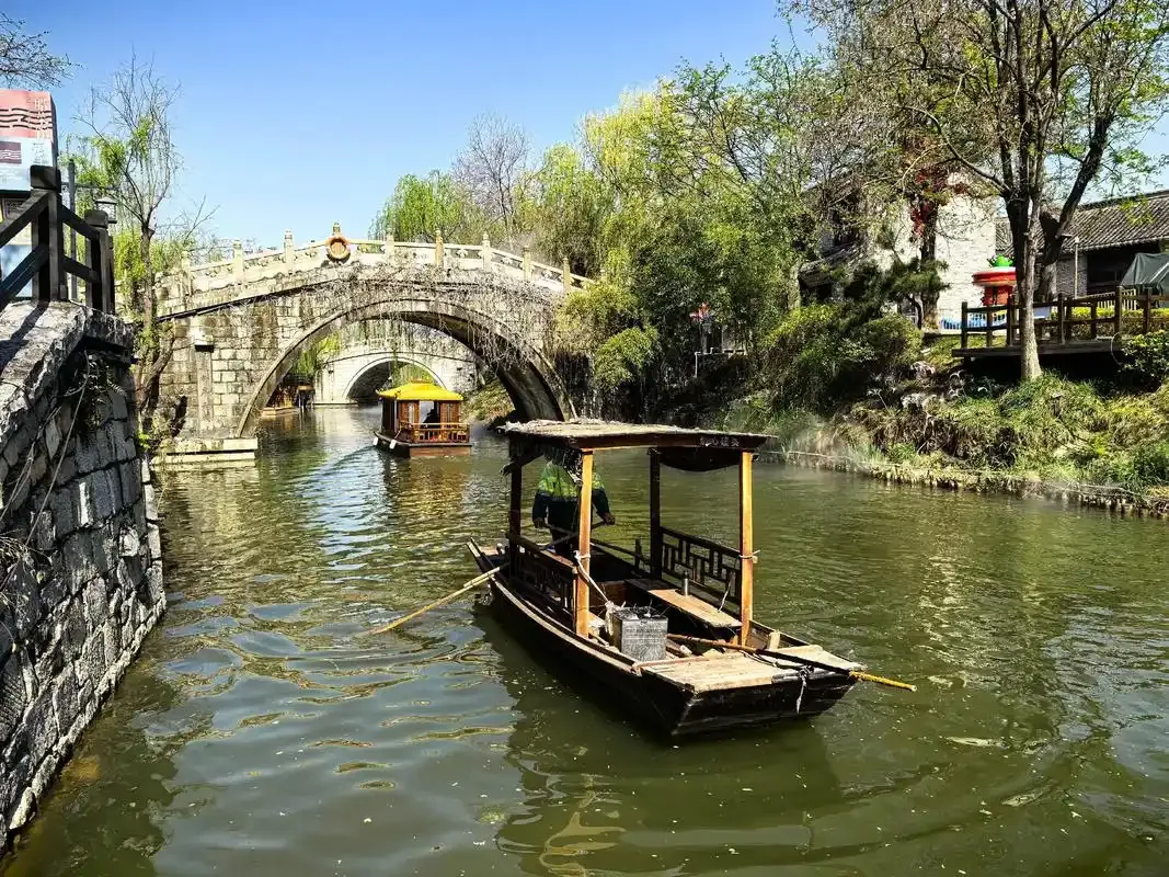 徐州窑湾古镇，石拱桥、游船与临水街巷延续古镇三面环水的空间特征。