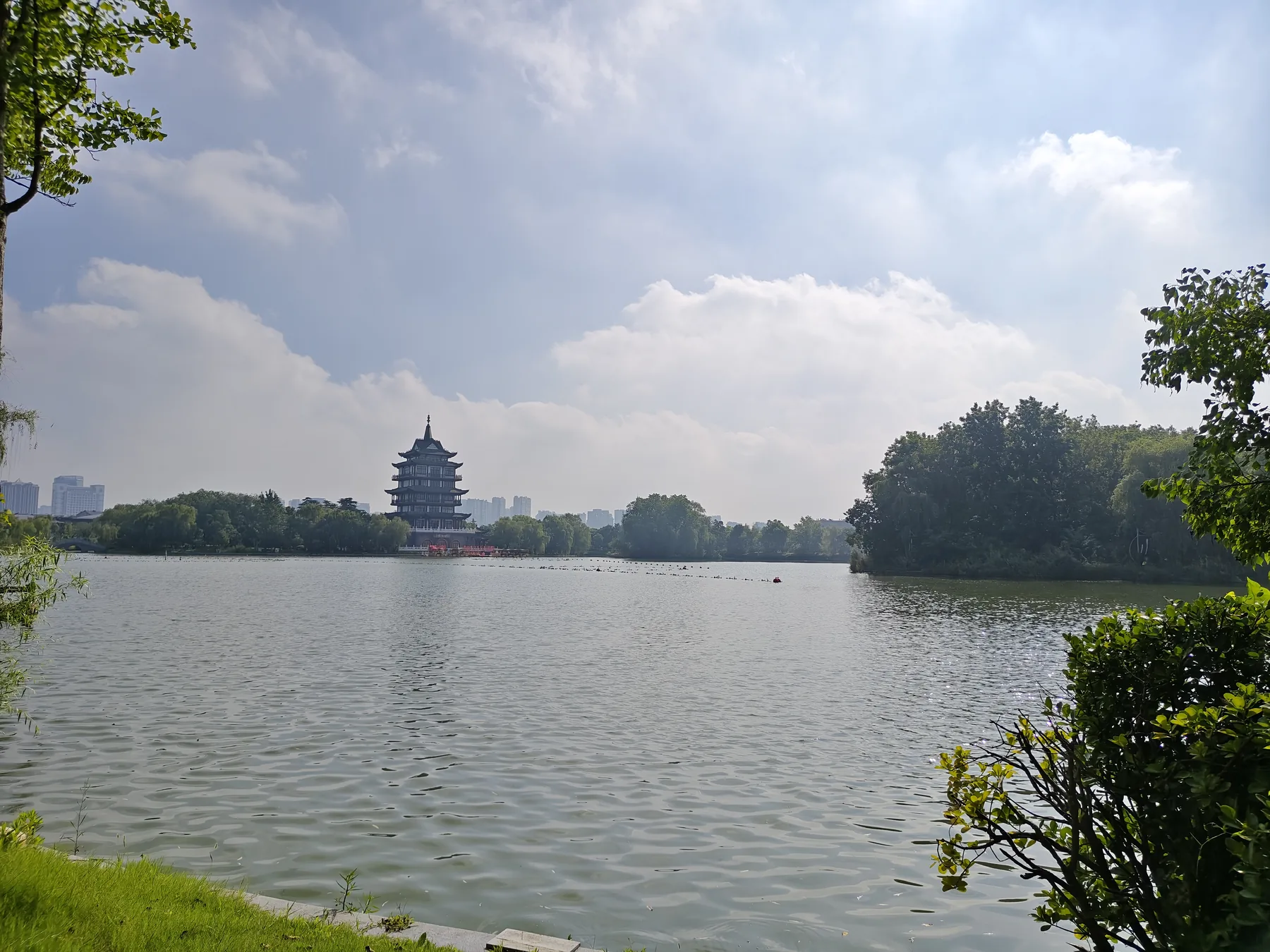 淮安清晏园，荷塘与远塔构成河道总督署园林中安静开阔的水景。