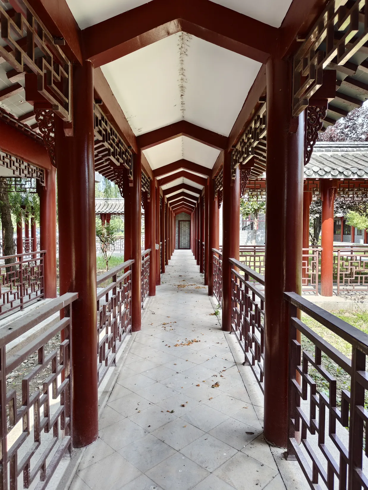 淮安清晏园，木构长廊沿园林水岸展开，保存治水衙署园林的空间尺度。