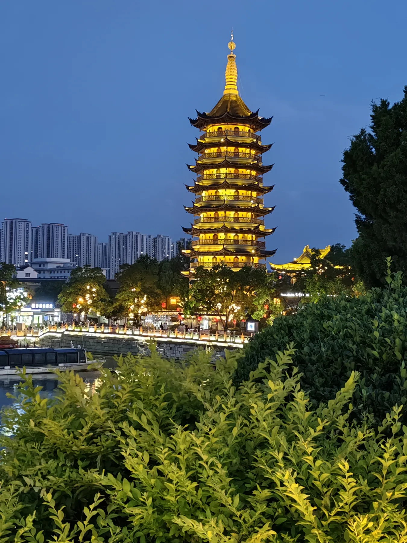 淮安里运河，夜色中的塔影与城市天际线共同进入运河岸线。