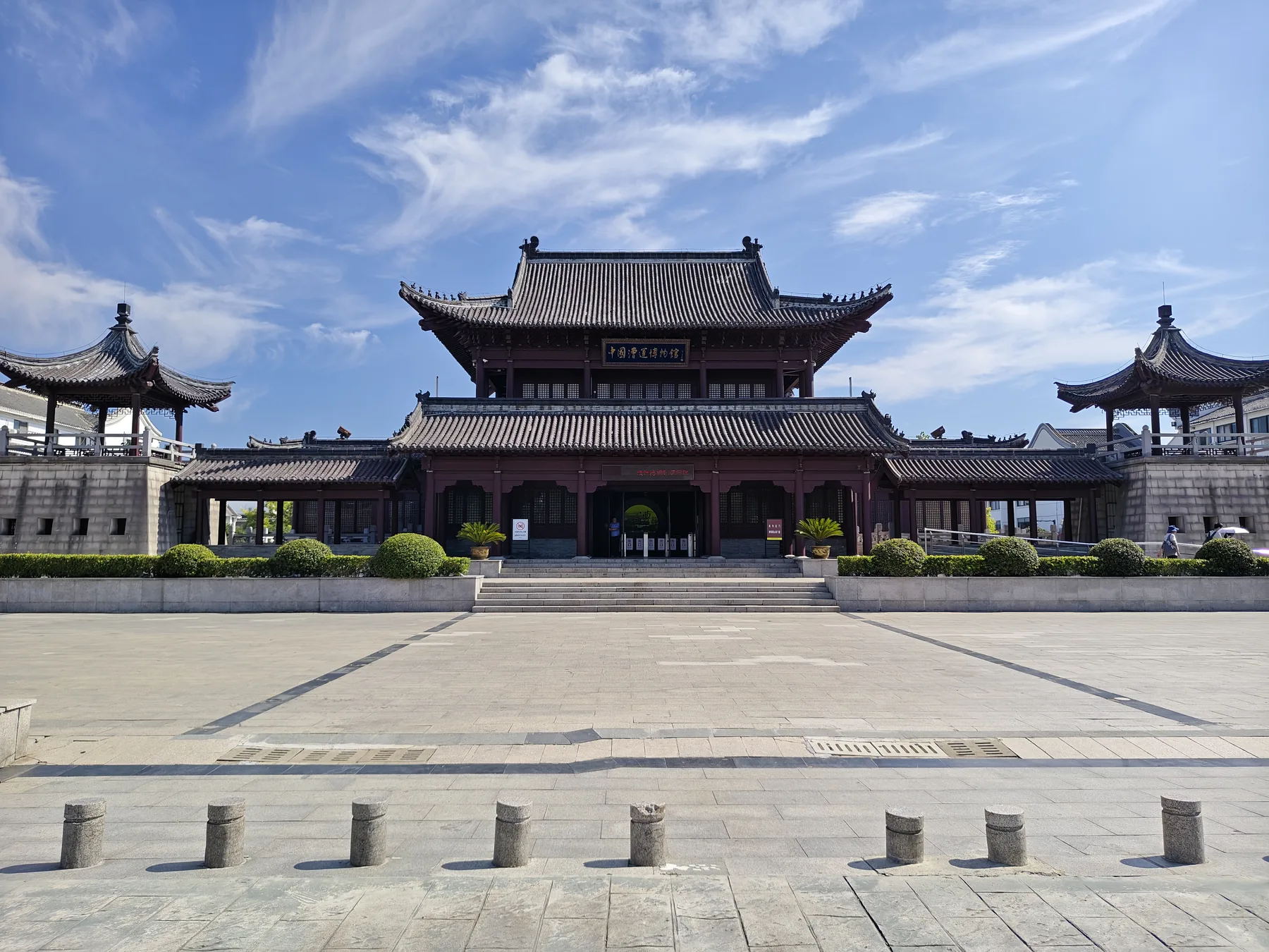 淮安中国水工科技馆，以“千舟出闸”为意向的建筑正立面回应淮安水工文化。
