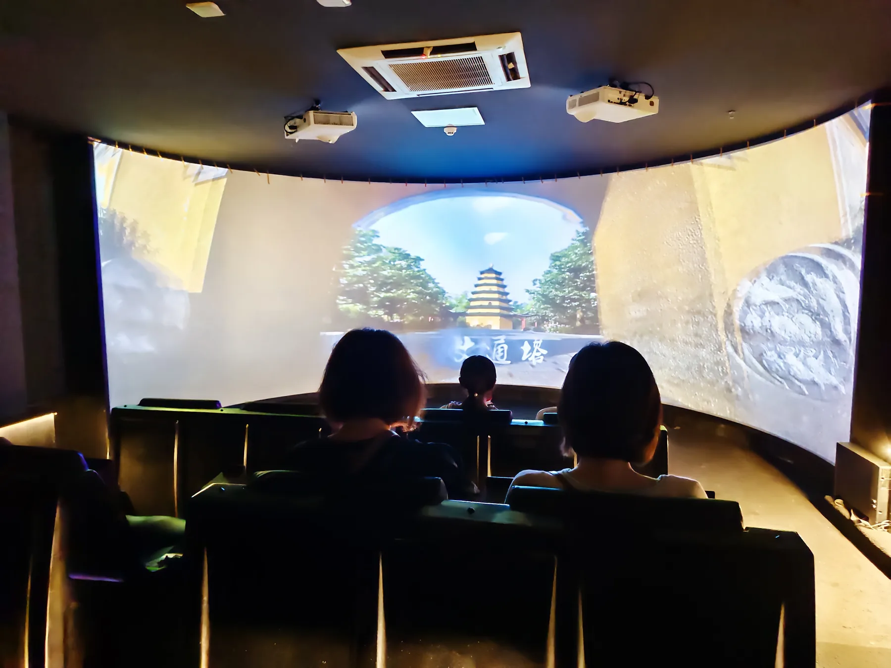 淮安中国水工科技馆，沉浸影像展项以舟船和水路场景呈现漕运记忆。