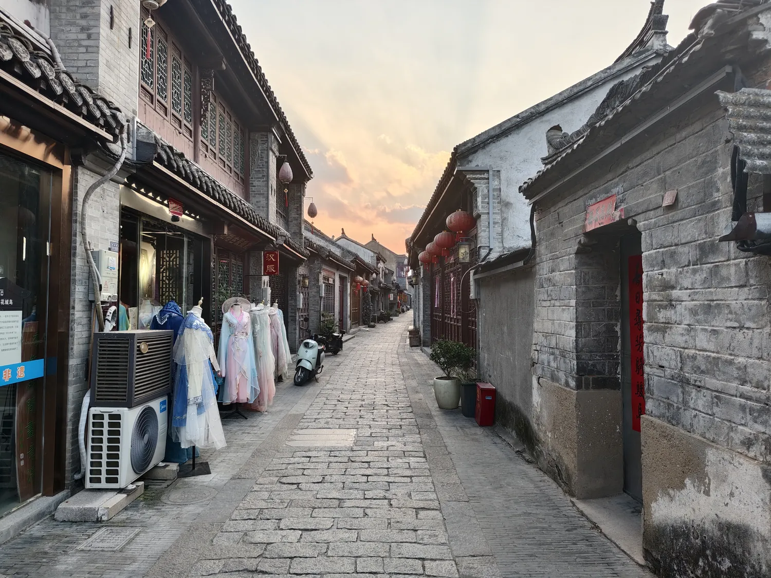 淮安河下古镇,青石街巷与连续店铺保存因运河商贸形成的传统肌理。