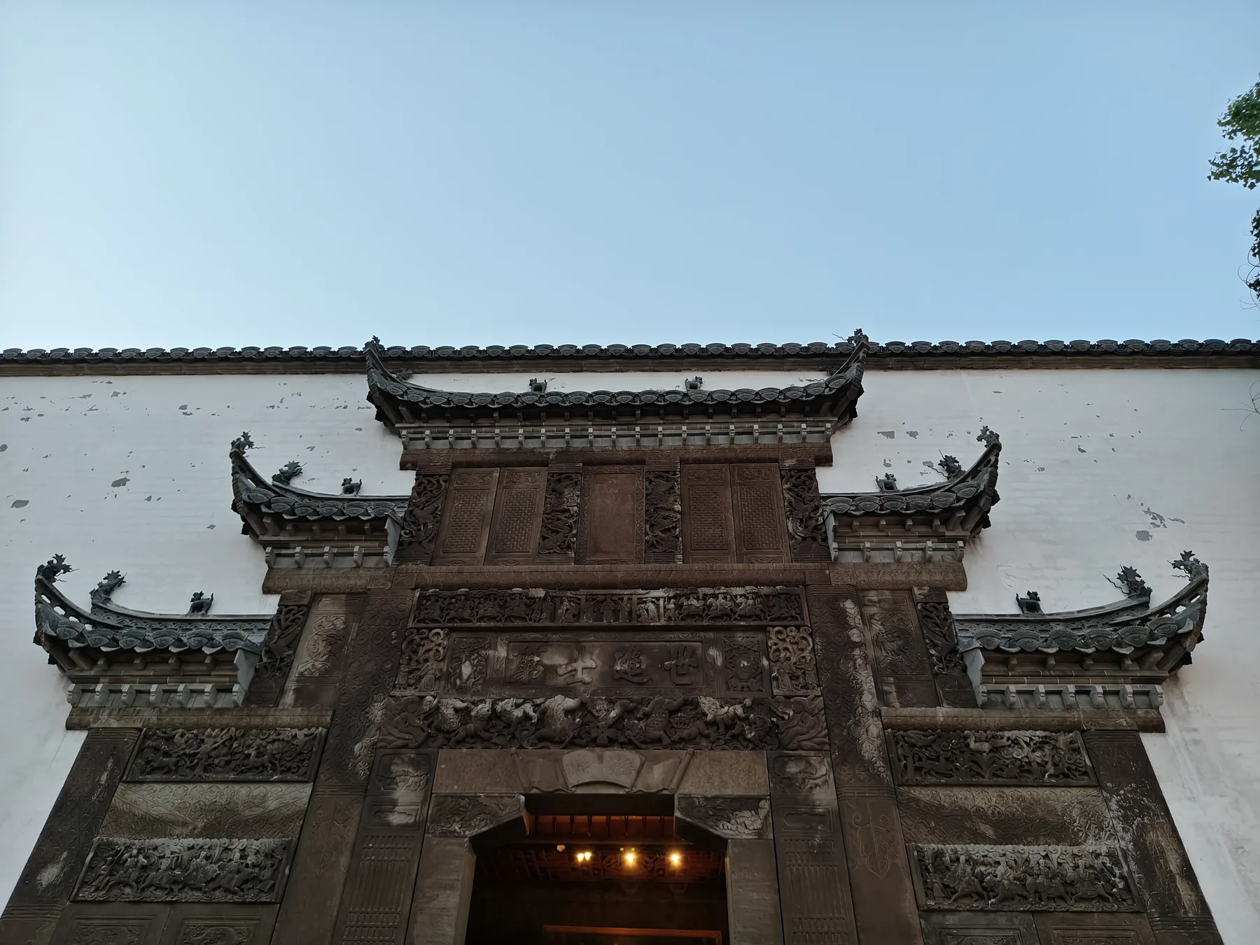 淮安河下古镇,砖雕牌坊记录古镇的礼制空间与地方文脉。