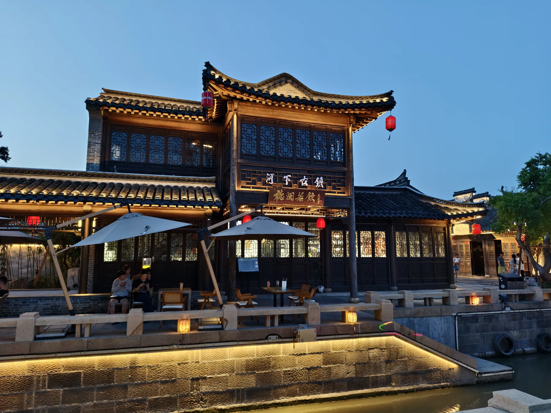 淮安河下古镇,临水建筑在傍晚亮起灯火,古镇日常与游览空间交叠。