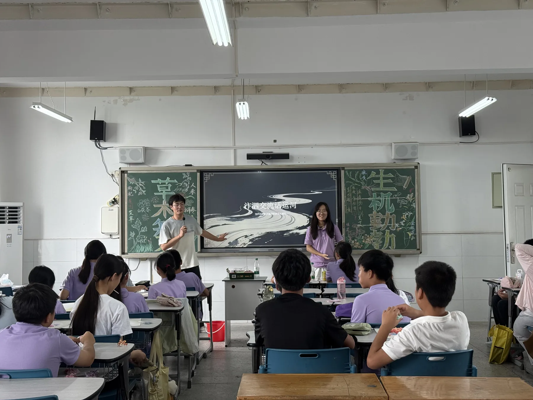 淮安清江浦中学，团队把五城现场观察带进课堂，与中学生交流运河遗产保护。